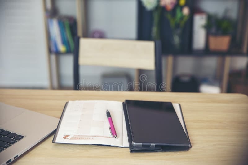 Student desk with planner for semester planning article
